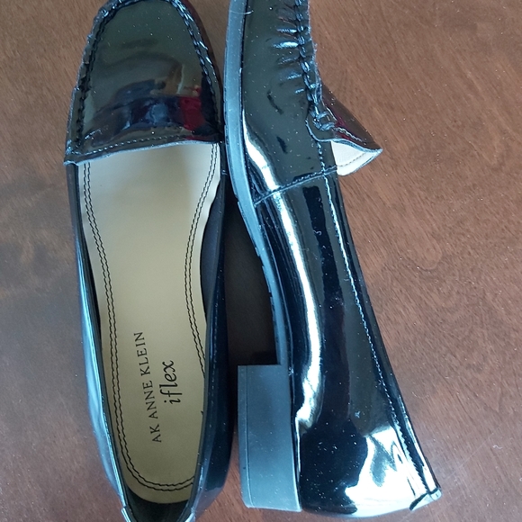 Black patent Anne Klein loafers; size 7M - Picture 2 of 4